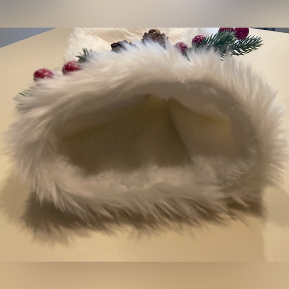 White Arm Muff with Holly Detail - Picture 3 of 3